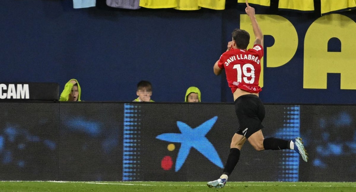 Javi Llabrés celebra el tanto del empate.