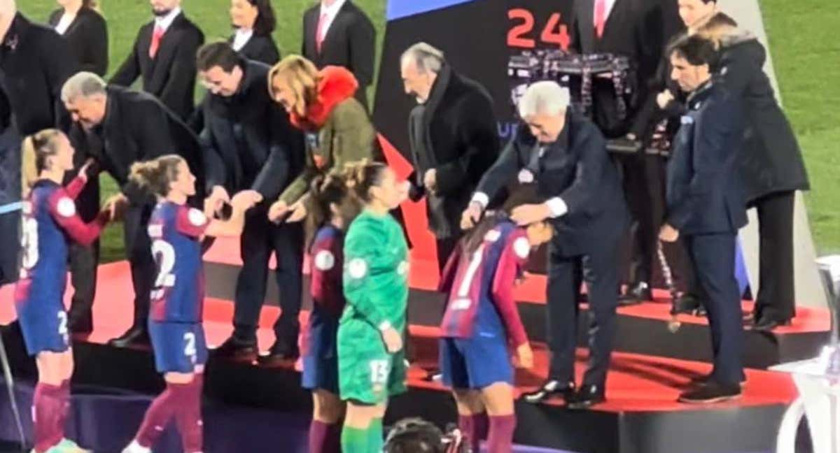 Pedro Rocha le cuelga la medalla de campeonas al Barça. /Relevo