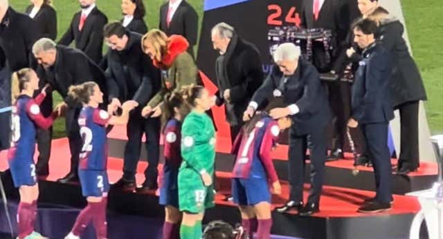 La RFEF se pone las pilas y cambia la mesa de plástico por una entrega de medallas en condiciones en la Supercopa
