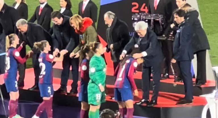 Pedro Rocha le cuelga la medalla de campeonas al Barça.