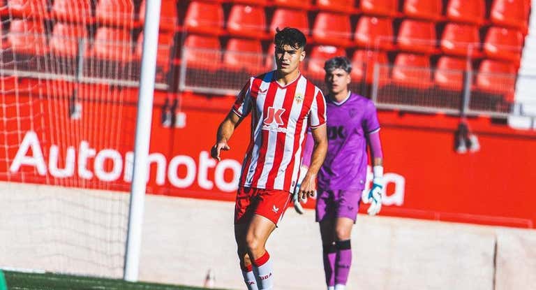Paco Sanz, durante un partido con el filial del Almería.