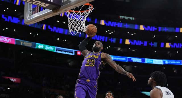 LeBron James se sigue reinventando tras 21 temporadas y bate otro récord de longevidad