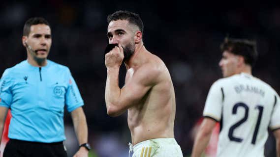 Carvajal besa el escudo del brazalete tras marcar el 3-2 ante el Almería. /Reuters