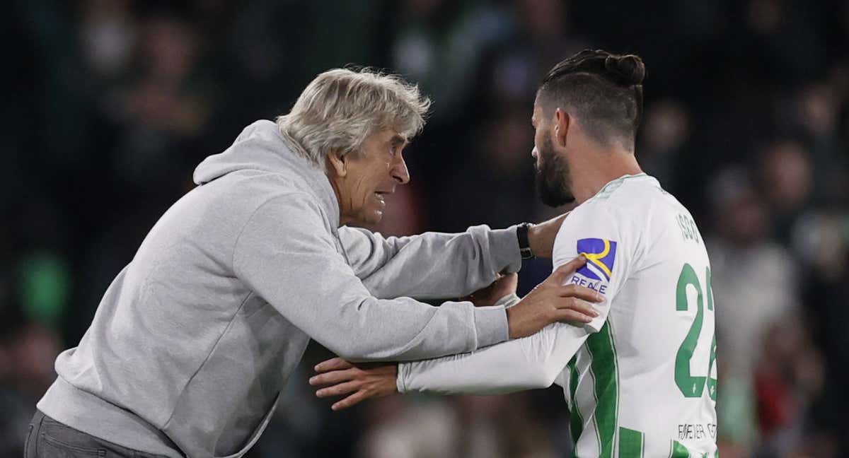 Pellegrini anima a Isco en un momento del partido./EFE