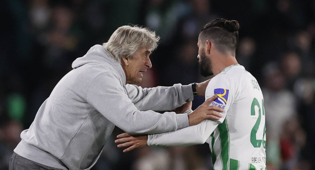 Pellegrini anima a Isco en un momento del partido.
