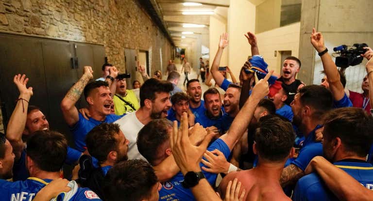Piqué celebra el ascenso del Andorra a Segunda División.