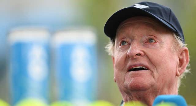 El legendario Rod Laver duda de Alcaraz y compañía: “Salvo milagro, pueden ir poniendo las iniciales de Djokovic en el trofeo”