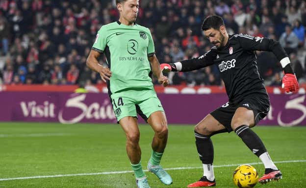 Batalla hace el recorte sobre Llorente.  EFE