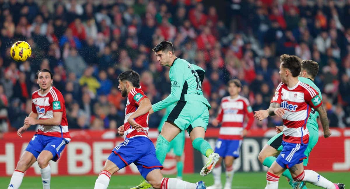 Morata, de cabeza, le dio el triunfo al Atlético. /EP