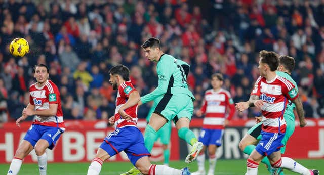 Morata mantiene al Atlético de Madrid en la pelea y hunde al Granada