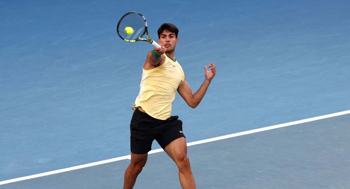 Carlos Alcaraz golpea una derecha ante Kecmanovic en los octavos de final del Open de Australia. /AFP