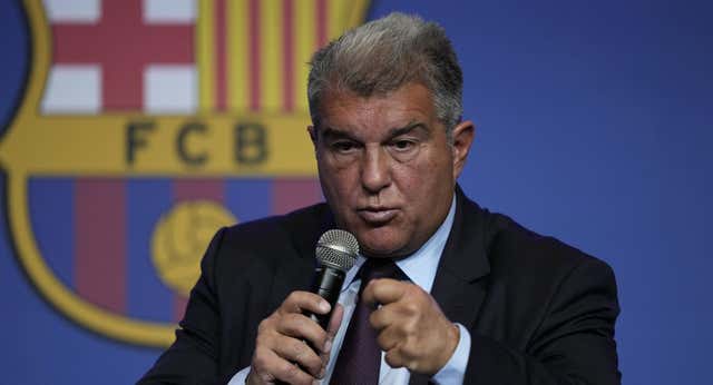 Laporta dispara al colectivo arbitral, habla de «presiones» y exige respuestas: «Lo del Bernabéu fue una vergüenza»
