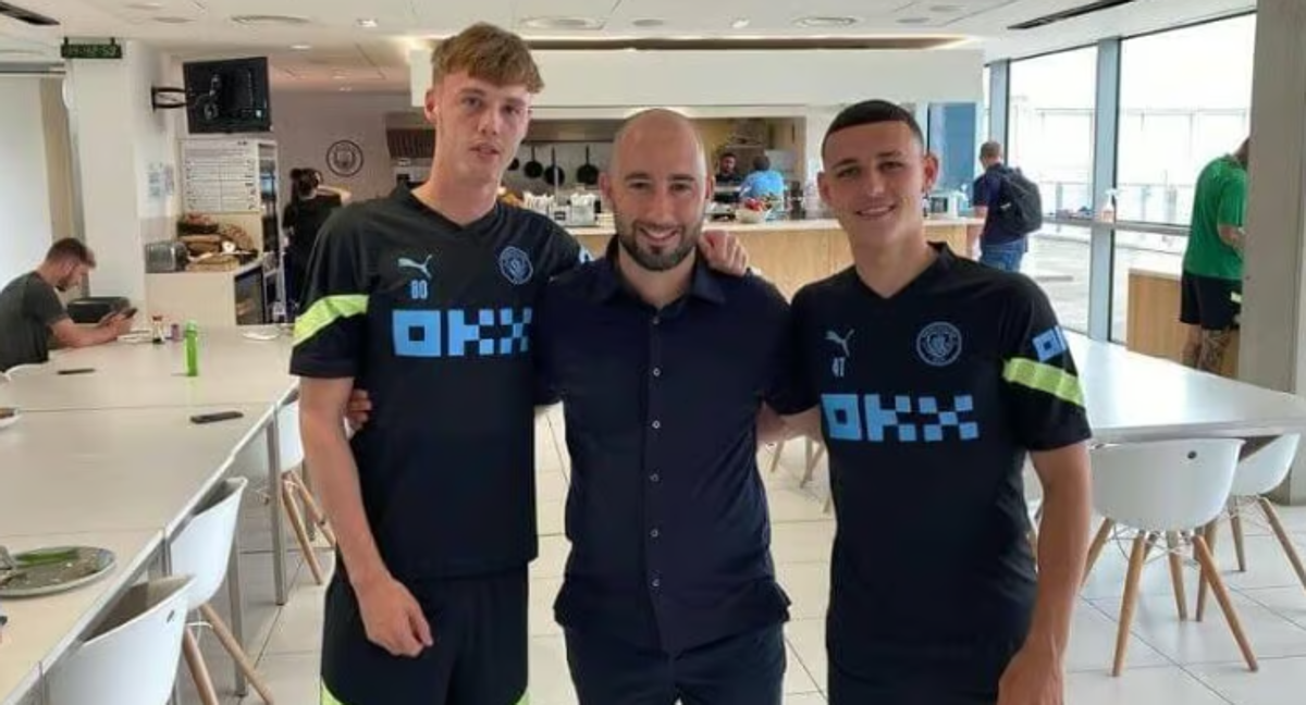 Joe Shields junto a Cole Palmer y Phil Foden en su etapa en el Manchester City./Instagram