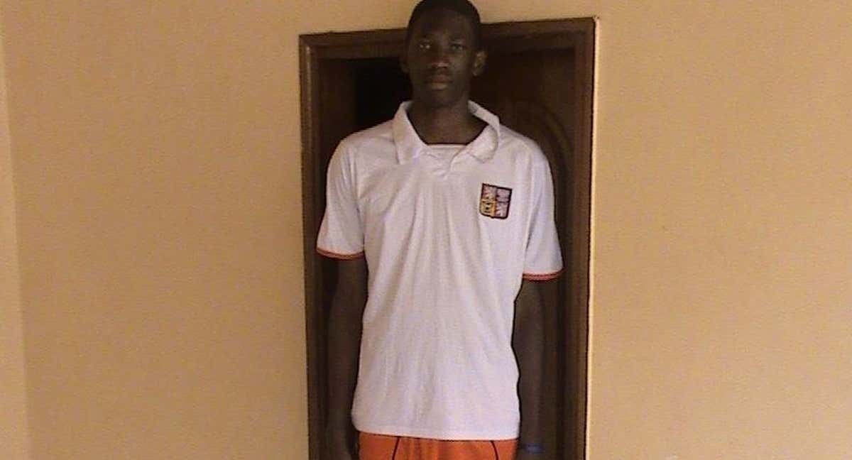 Joel Embiid a los 14 años, frente a una puerta.