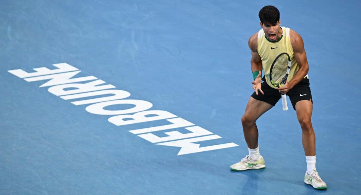 Carlos Alcaraz celebra un punto durante el partido ante Kecmanovic en los octavos de final del Open de Australia. /EFE/EPA/JOEL CARRETT