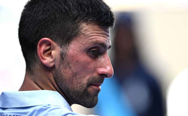 Novak Djokovic sufriendo con el calor en el Open de Australia.  AFP