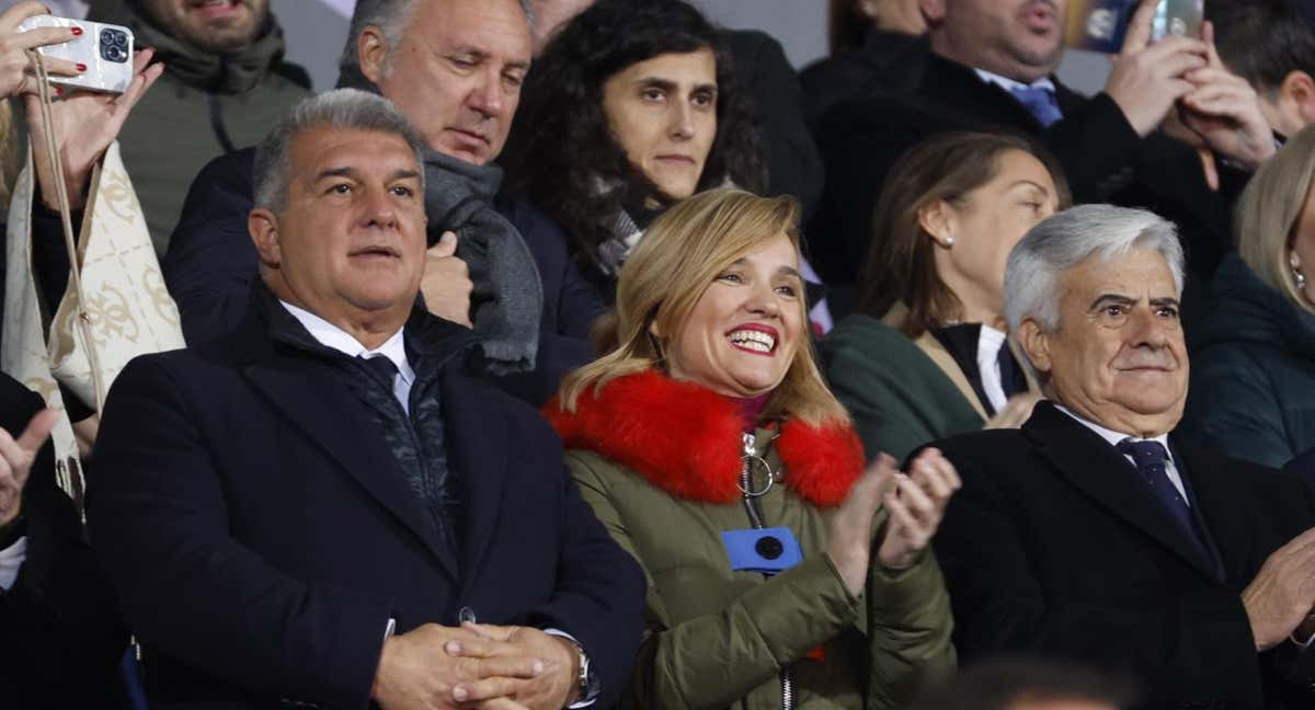 Joan Laporta, junto a Pedro Rocha, en el palco del encuentro de la final de la Supercopa femenina. /EFE