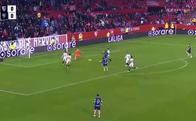 Tras devolverle la pared, Nico dispara dentro del área ajustando su remate que no llega a entrar.  WYSCOUT