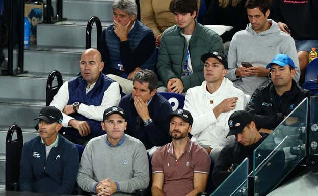 El equipo de Carlos Alcaraz, durante el partido ante Zverev.  REUTERS