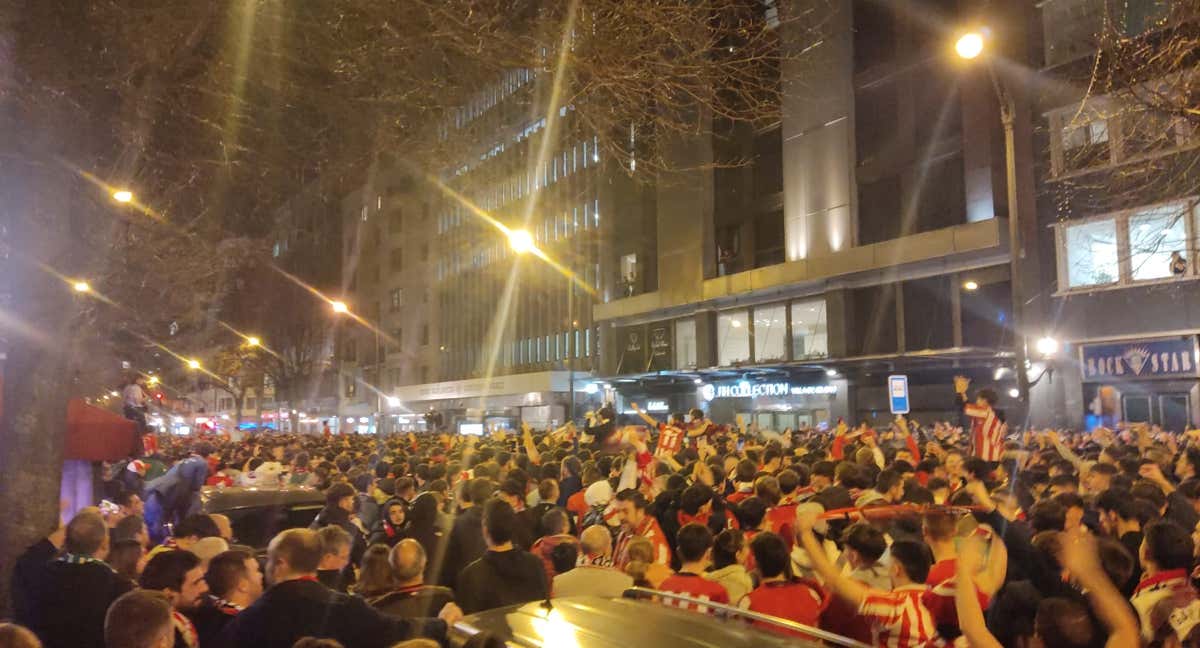 La afición del Athletic, en Gran Vía./RELEVO