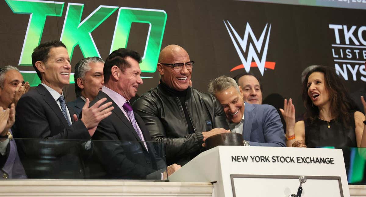 The Rock, acompañado por Vince McMahon, Ari Emanuel (CEO) y el resto de directivos de TKO Group Holdings dieron inicio a la jornada en Wall Street./Reuters