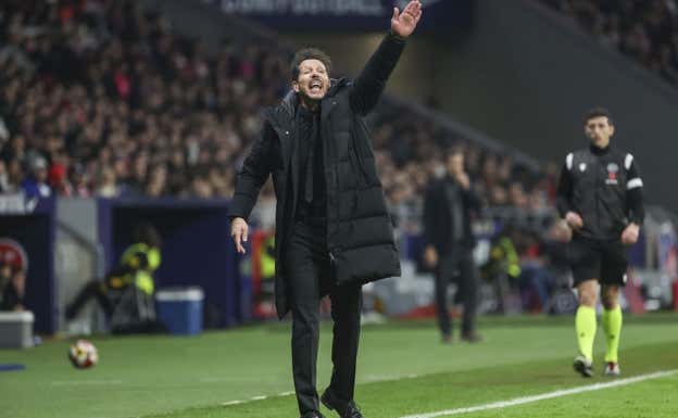 El Cholo da indicaciones desde la banda.  EFE