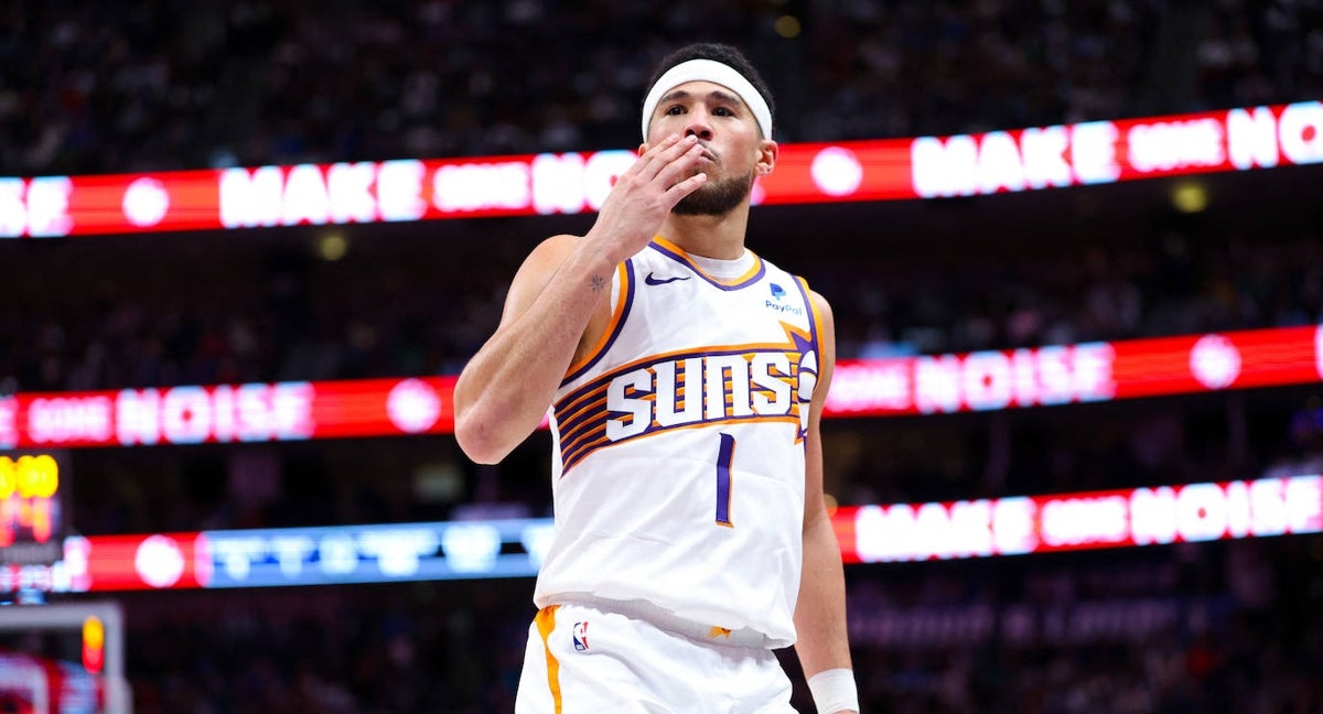 Devin Booker celebra una de sus canastas frente a los Dallas Mavericks