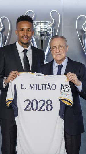 Florentino junto a Militao. Efe