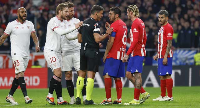 Hernández Hernández reaparece en el VAR y ‘salva’ al Atlético en la semana de los líos: «Juega balón, te recomiendo un on field review»