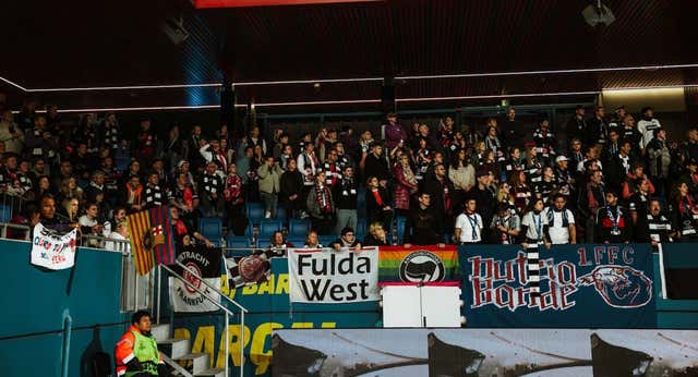 Un tuit del Eintracht de Frankfurt enciende a la afición del Barça: «El fútbol femenino nunca había visto algo así en Barcelona»