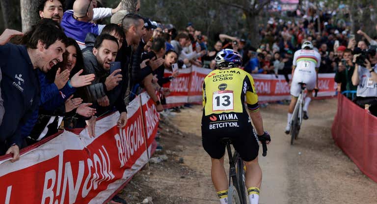 Wout van Aert (Visma | Lease a Bike) atraviesa la zona forestal de El Moralet ante un público entregado.