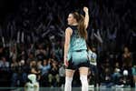 Steph Curry reta a Sabrina Ionescu a un concurso de triples: «Tenemos que decidir quién es el mejor»