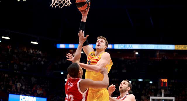 El Barça cae en otra mala noche en Milán y Valencia se agarra al playoff a costa de Baskonia