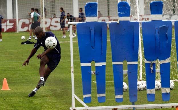 Assunçao ensaya una falta en un entrenamiento. ABC