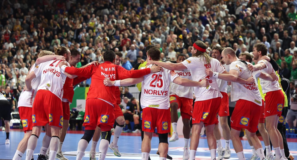 La Selección de Dinamarca celebra su pase a la final del Europeo de Balonmano después de vencer a los locales, Alemania.