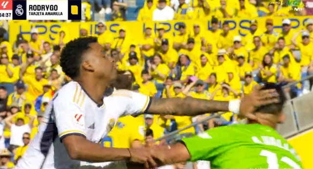 Un manotazo de Rodrygo a Valles aviva la eterna polémica del Madrid con el VAR