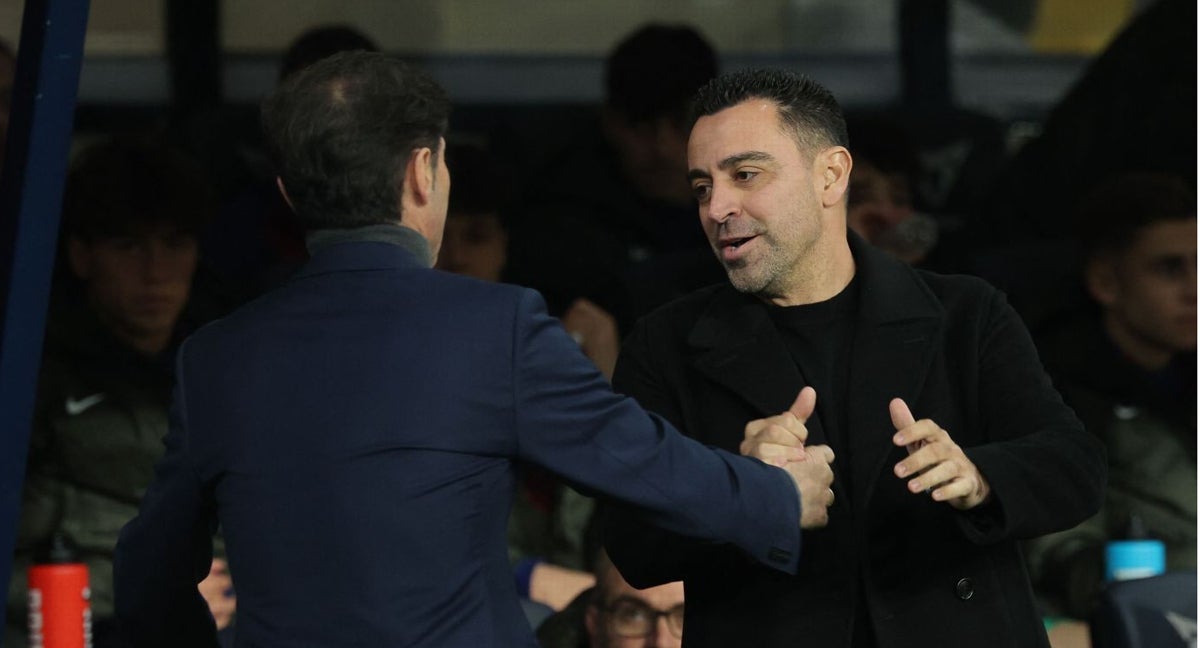 Xavi se saluda con Marcelino