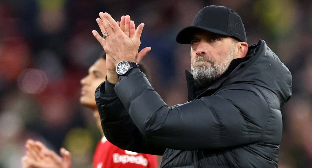 Klopp aplaude a la grada de Anfield.