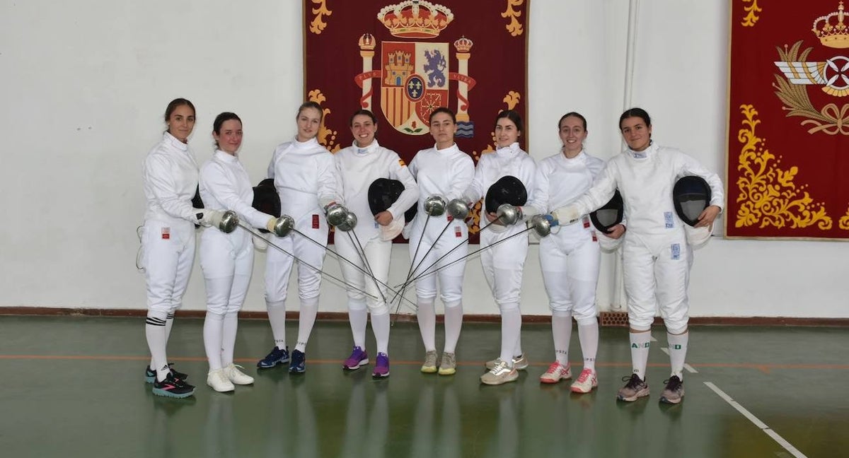La princesa Leonor, la tercera por la izquierda, sujeta el florete con sus compañeras de esgrima.