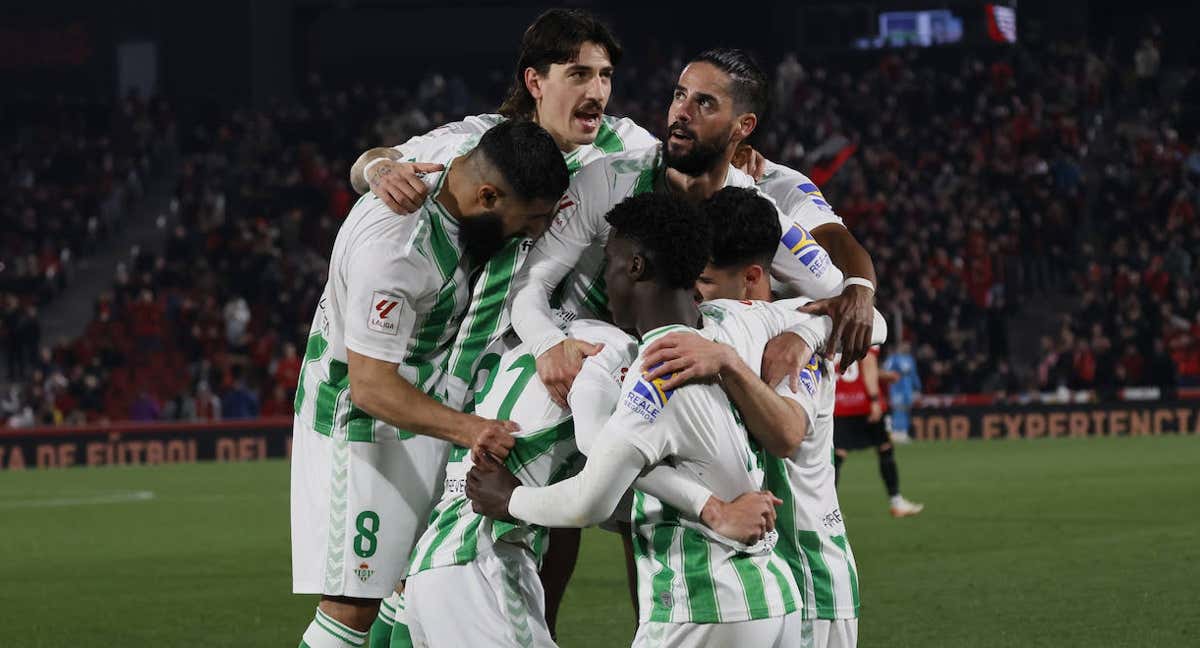 La piña del Betis tras el gol de Altimira.