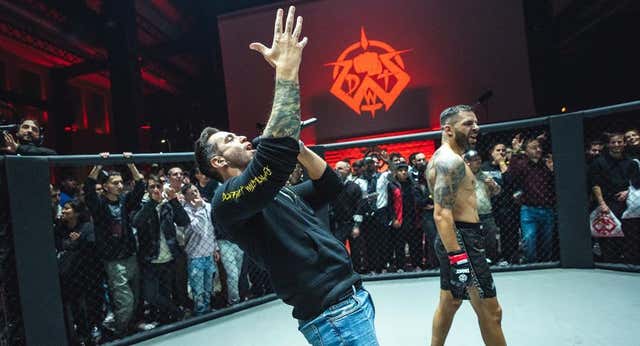 ¡Uno contra cinco! La última ocurrencia de Dogfight Wild Tournament, el evento extremo de Jordi Wild