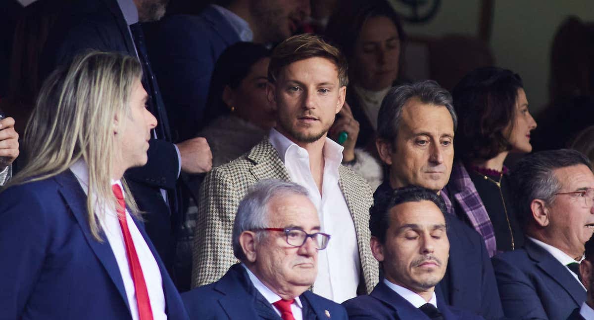 Rakitic, en el palco del Ramón Sánchez-Pizjuán, para ver el partido ante Osasuna./EP