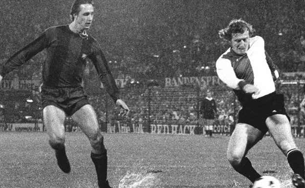 Johan Cruyff, a la izquierda, defendiendo a Wim Jansen durante un Feyenoord-Barcelona. X de Johan Cruyff