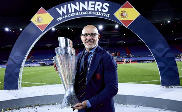 De la Fuente con el trofeo de ganador de la Nations League. Efe