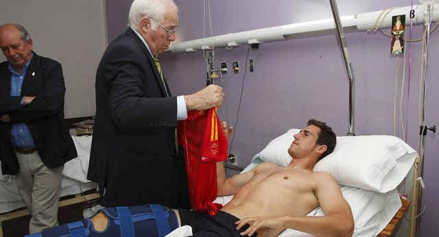Cuando Luis Aragonés hizo creer lo imposible a Juan Luis con una arenga en el hospital que vio toda España: “Hubo riesgo de amputación…”