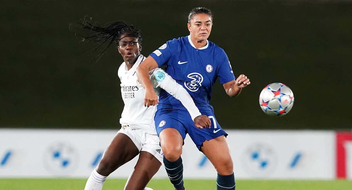 Naomie Feller y Jess Carter pugnan por un balón durante el Real Madrid vs. Chelsea.