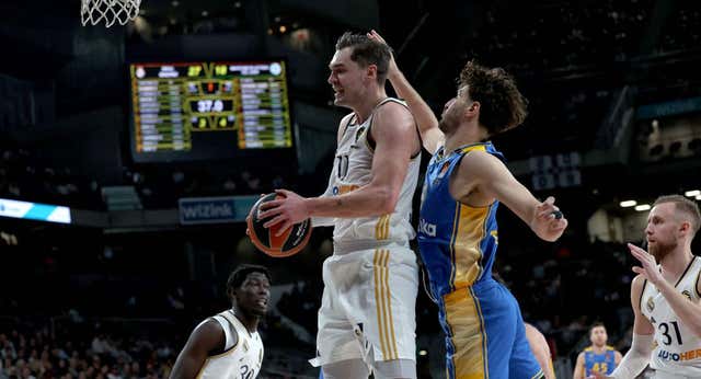 El Real Madrid supera al Maccabi mientras Valencia Basket y Baskonia caen fuera de casa