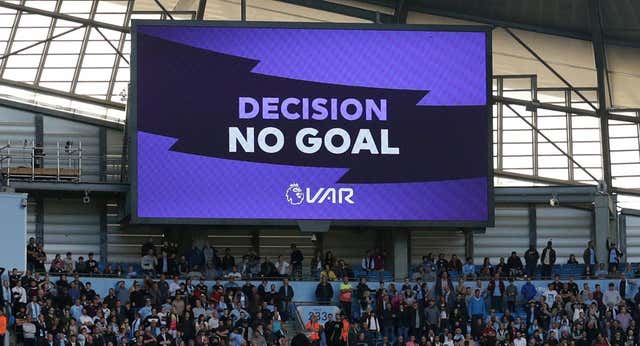 La Premier copia a la NFL y el rugby y da un paso más para entender el VAR
