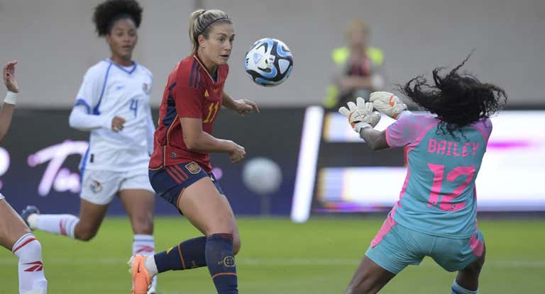 Alexia Putellas durante un partido con la Selección de fútbol femenina de España.