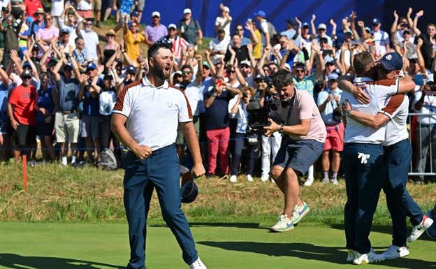 Rahm celebra un punto de la Ryder con Hatton.  AFP